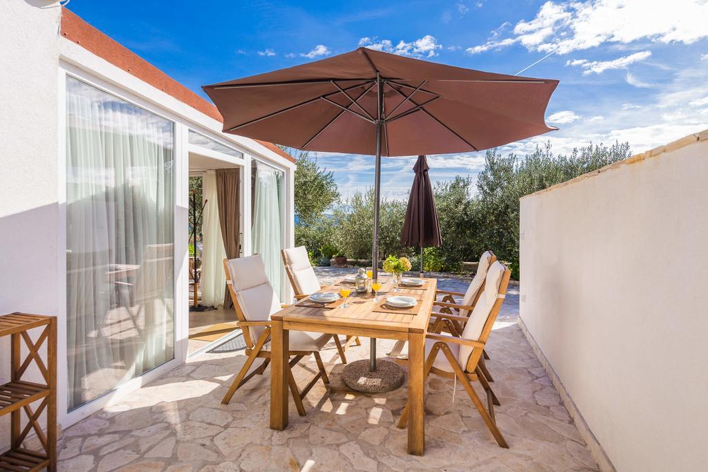 Holiday Home Zlatni San - Private Heated Pool Bol Room photo